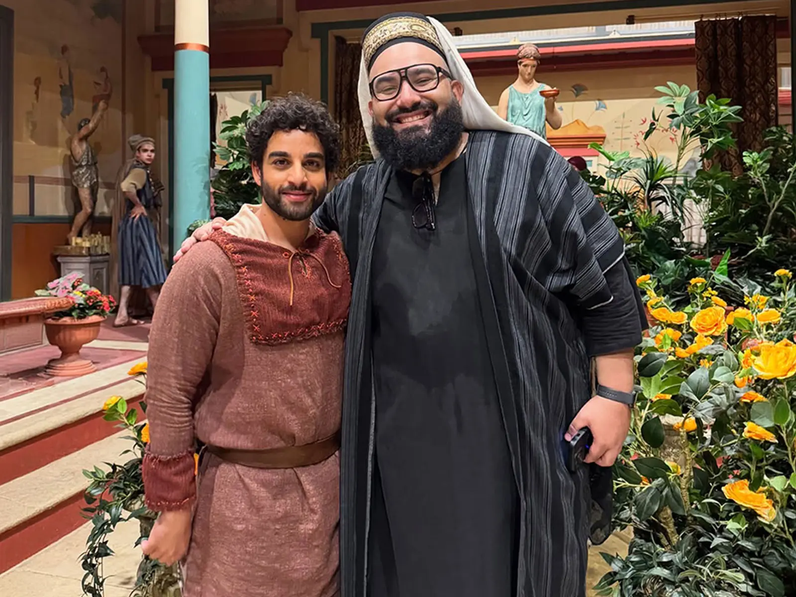 Matheus Horácio e Paras Patel, o Mateus de The Chosen, no set de filmagens