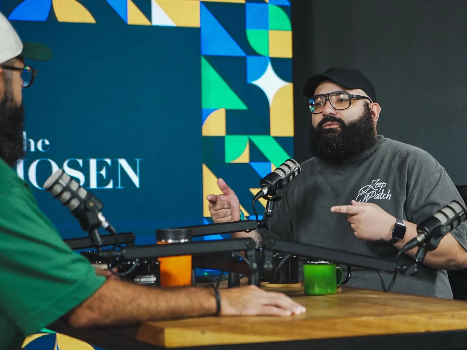 Matheus Horácio junto a Douglas Gonçalves no podcast JesusCopy
