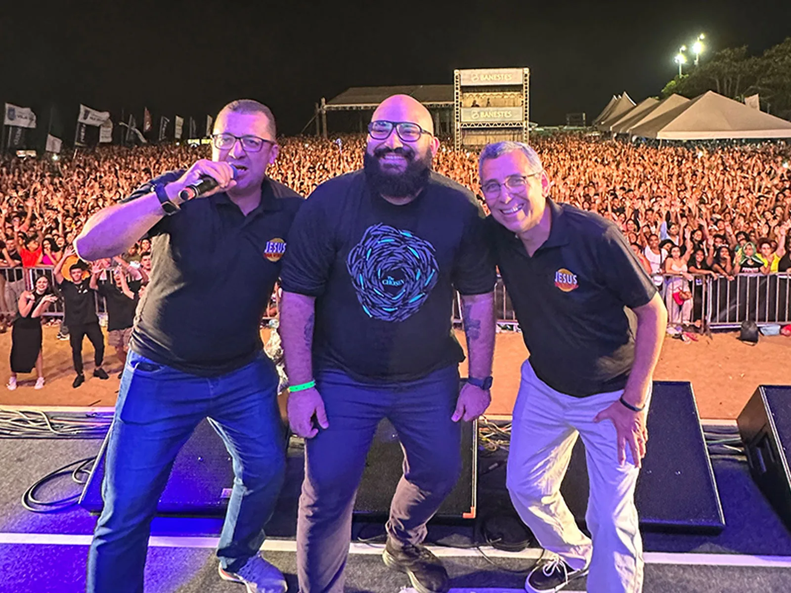 Matheus Horácio no palco do Jesus Vira Verão 2024