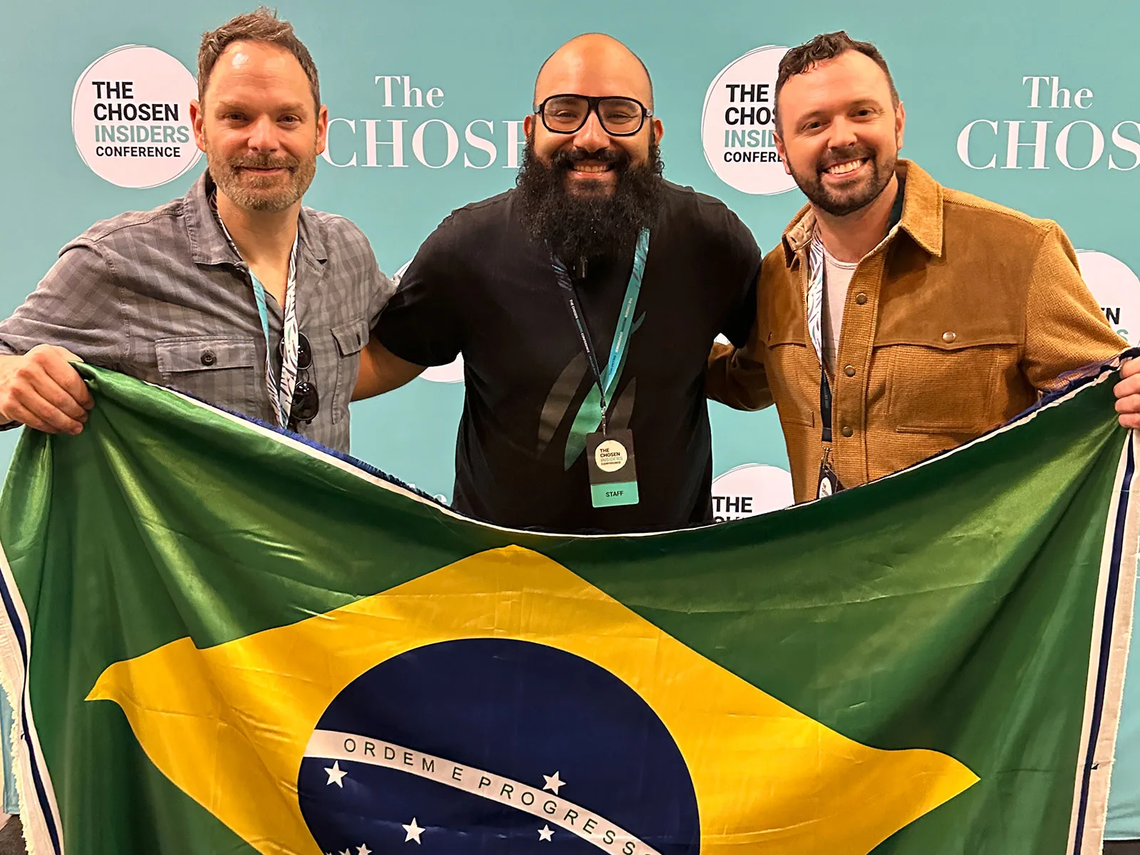 Matheus Horácio com os roteiristas de The Chosen, Ryan Swanson e Tyler Thompson