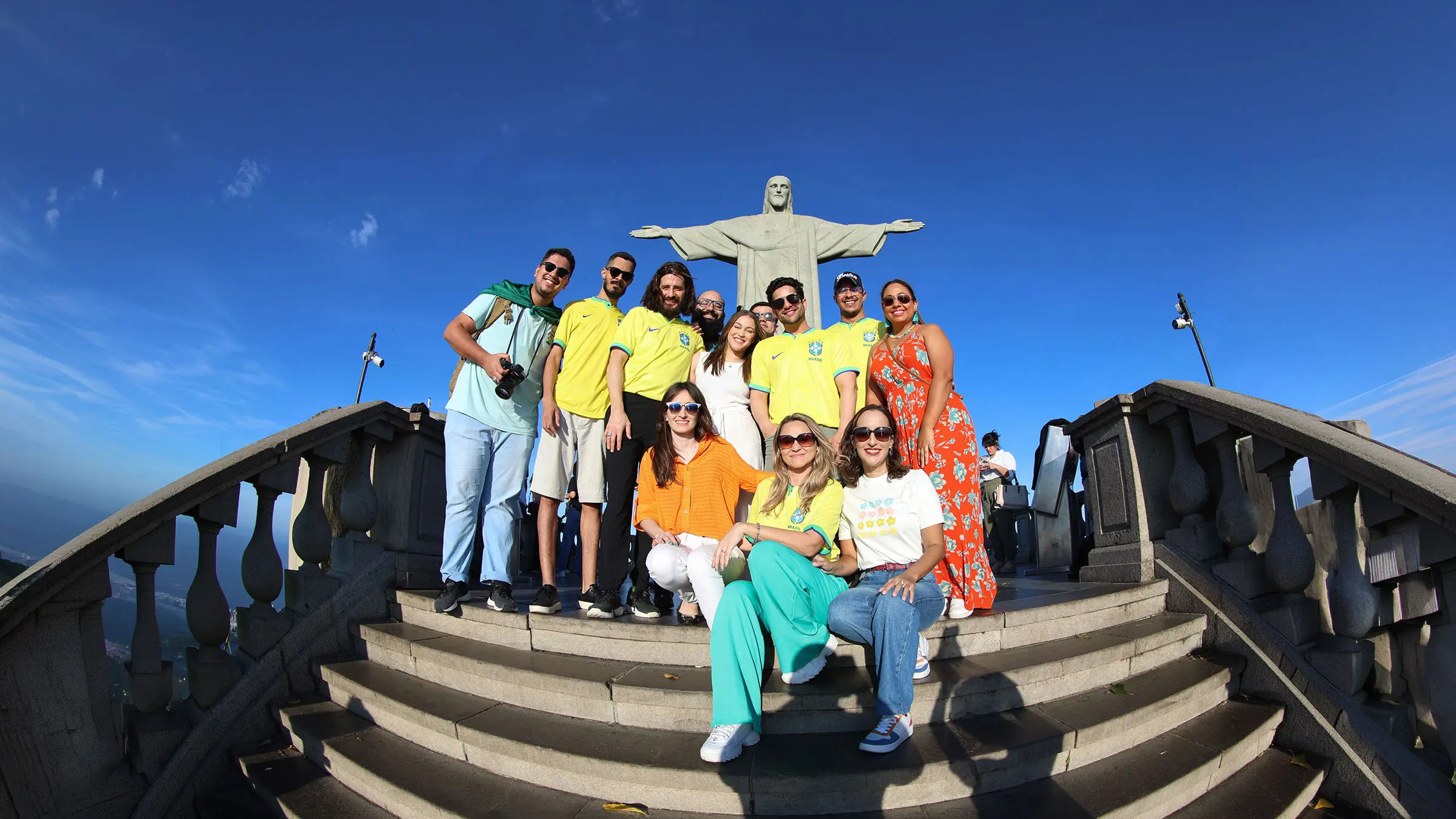 Matheus Horácio com a equipe do The Chosen Brasil, Jonathan Roumie e Paras Patel no Cristo Redentor